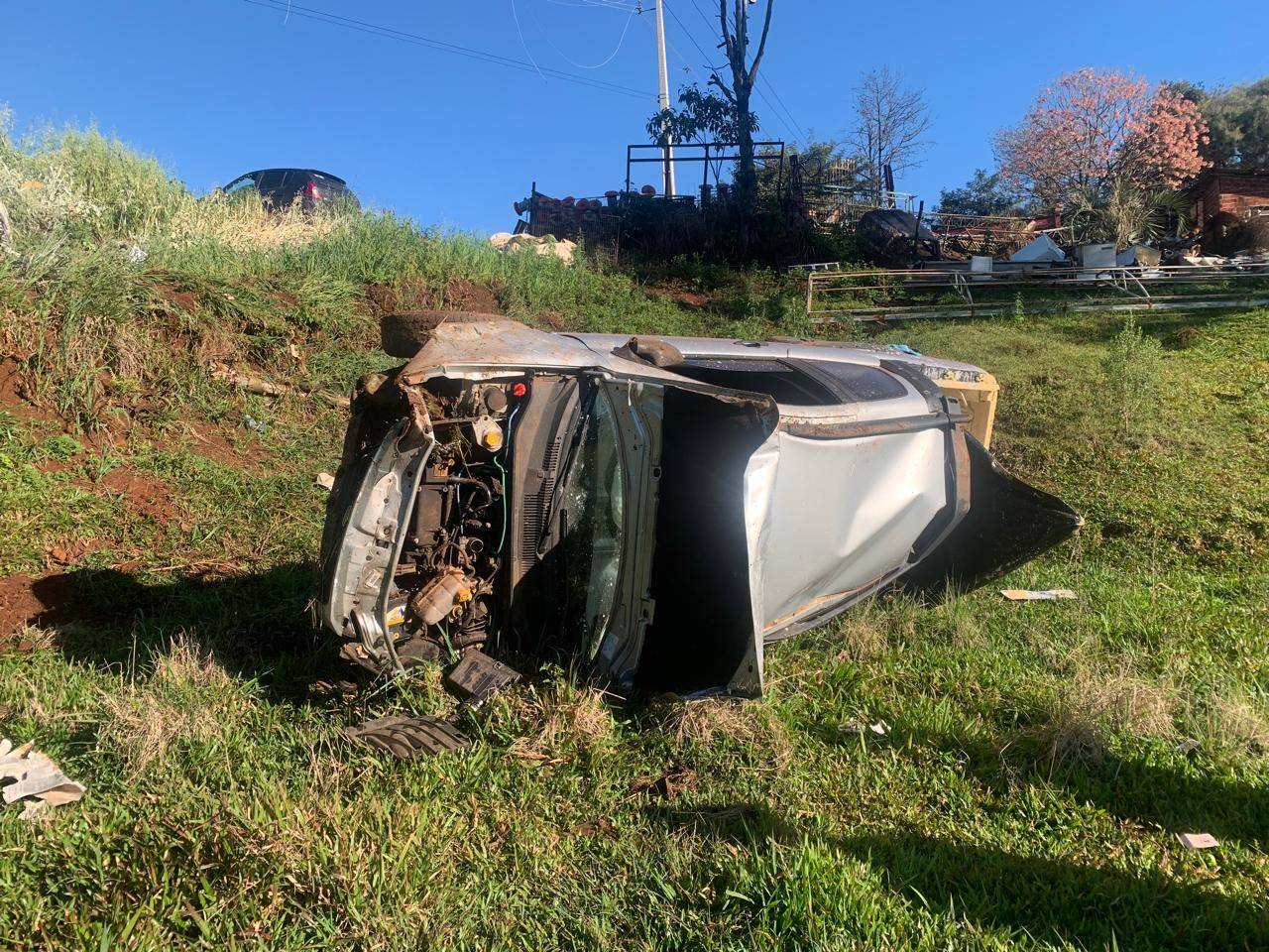 Capotou, bateu e quebrou poste: motorista escapa de tragédia na PR-180 Capotou, bateu e quebrou poste: motorista escapa de tragédia na PR-180