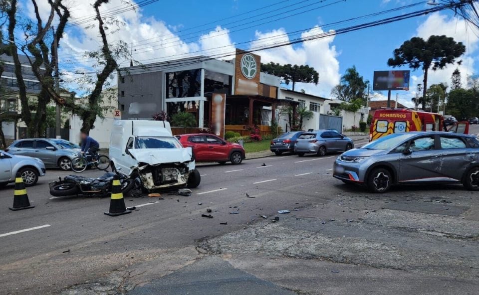 Quatro ficam feridos após colisão entre carro, furgão e moto Quatro ficam feridos após colisão entre carro, furgão e moto