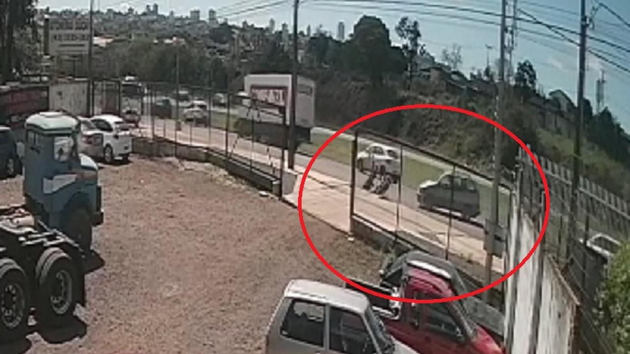 Câmera registra acidente entre moto e Palio na marginal da BR-277, em Cascavel Câmera registra acidente entre moto e Palio na marginal da BR-277, em Cascavel