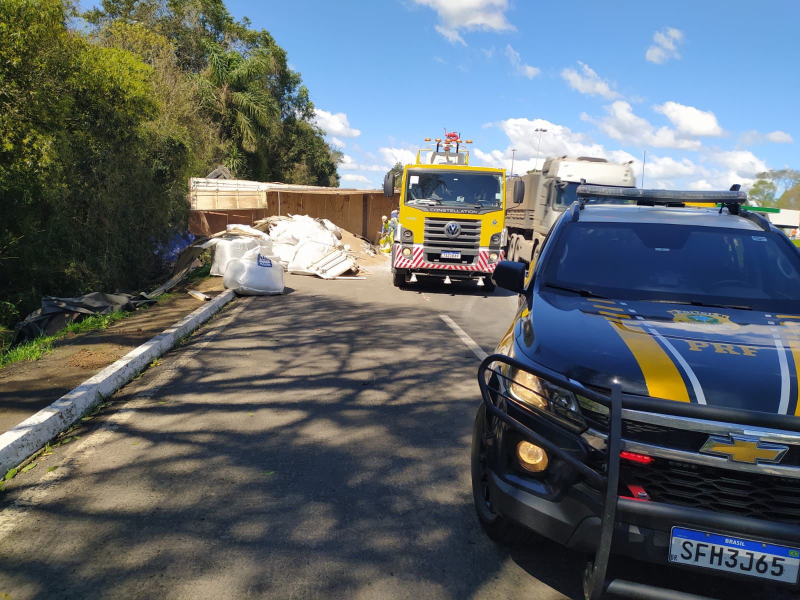 Tombamento de caminhão com adubo deixa uma pessoa ferida em Prudentópolis Tombamento de caminhão com adubo deixa uma pessoa ferida em Prudentópolis