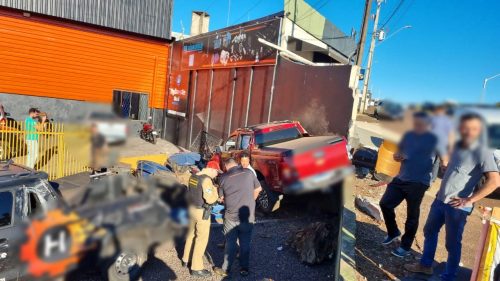 Imagem referente a Após ser furtada, S10 invade empresa e bate contra carro estacionado no Bairro Cataratas