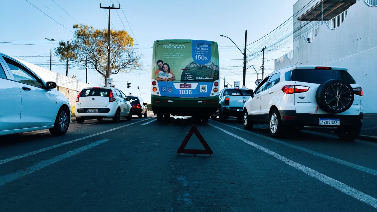 Ônibus apresenta problema mecânico na Rua Antonina