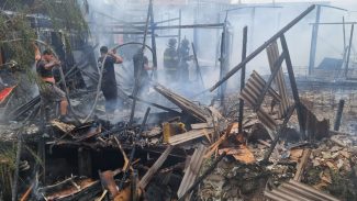 Mais de 15 moradias são atingidas por incêndio em Cubatão (SP)