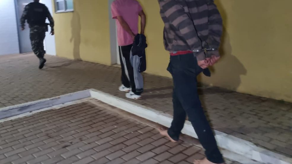 PM detém jovem com mandado de prisão em aberto e outro por desobediência