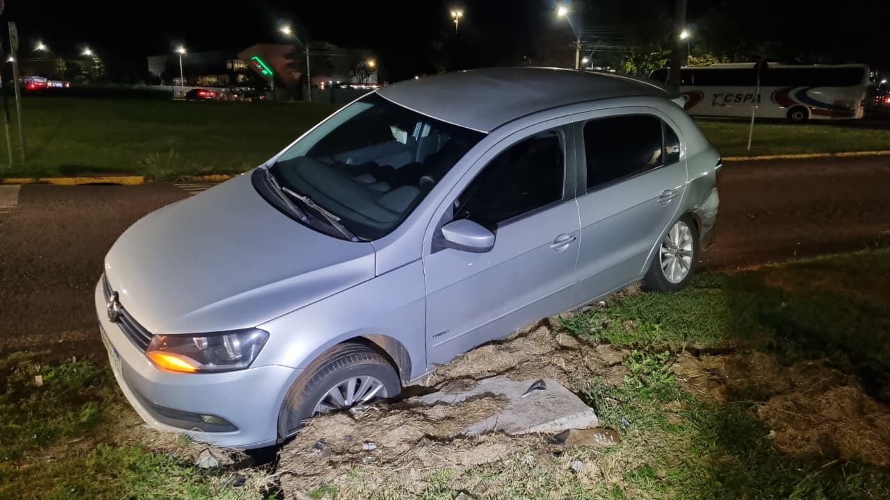 Gol e Focus se envolvem em colisão na Avenida das Torres