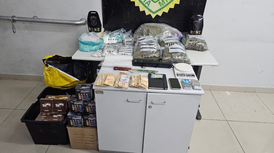 Crianças são flagradas ao lado de 18 kg de drogas em casa de traficante; Suspeito é preso