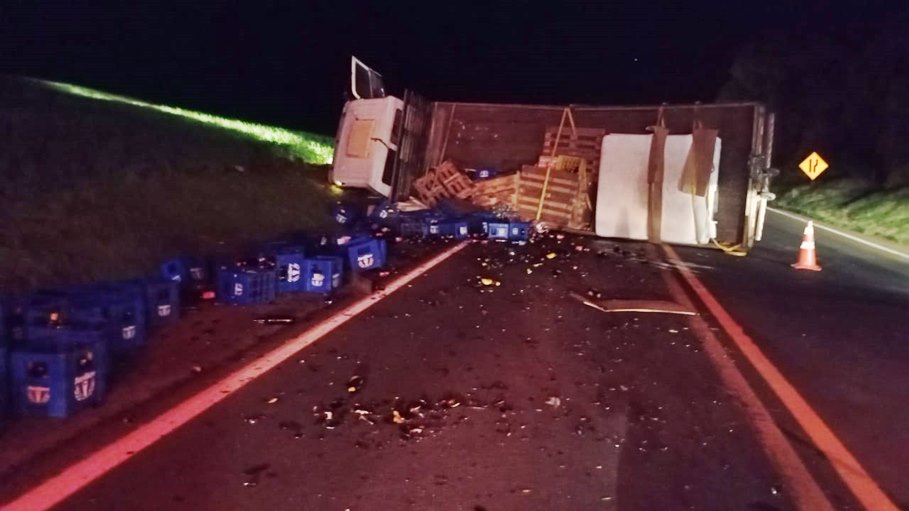 Caminhão carregado com garrafas de bebida tomba em rodovia no Sudoeste