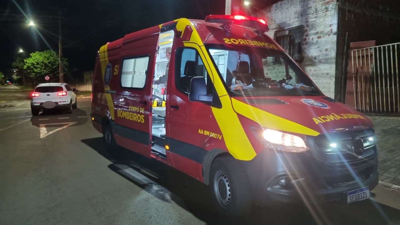 Mulher tem suspeita de fratura na perna após acidente na Rua Leonardo da Vinci