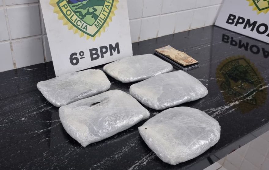 Fiscalização do Choque a ônibus de turismo apreende cigarros contrabandeados e detém garota de 16 anos com haxixe em Cascavel