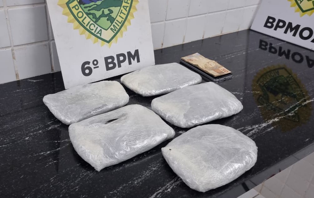 Fiscalização do Choque a ônibus de turismo apreende cigarros contrabandeados e detém garota de 16 anos com haxixe em Cascavel