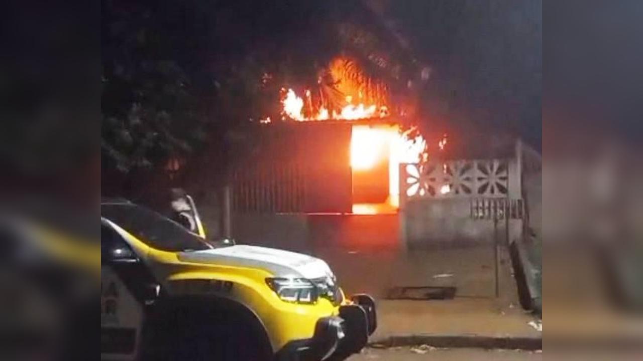 Homem com ciúmes põe fogo na casa da ex, corta tornozeleira e foge em Assis Chateaubriand