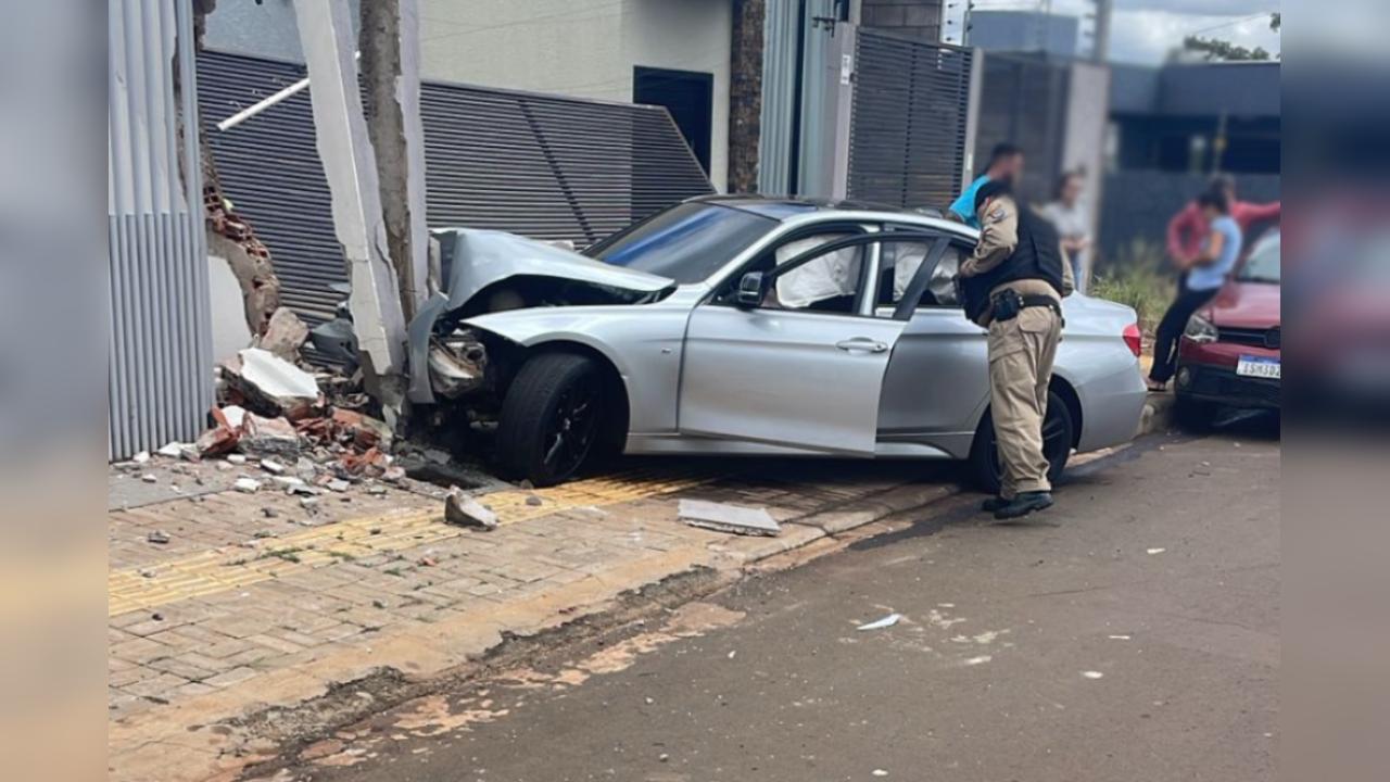 BMW é abandonado após ser atingida por tiros em Foz do Iguaçu