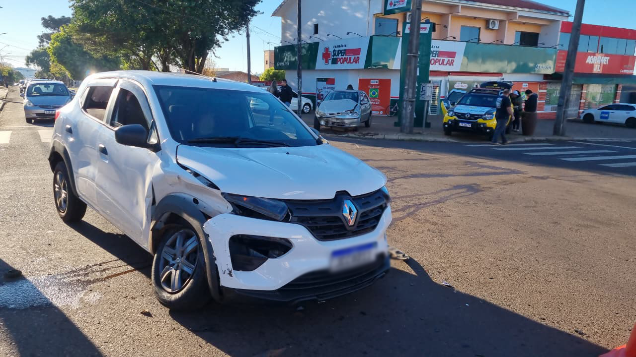 Acidente com três veículos em cruzamento sinalizado por semáforo mobiliza PM no Jardim Clarito