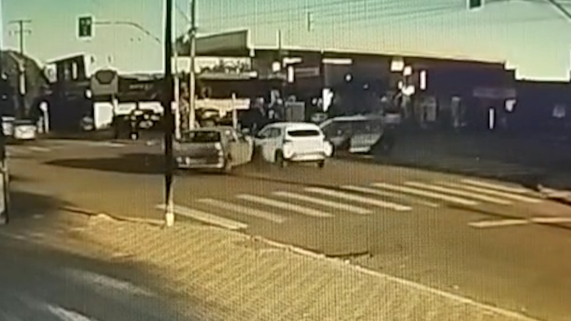 Câmera registra colisão entre três veículos em cruzamento com semáforo em Cascavel