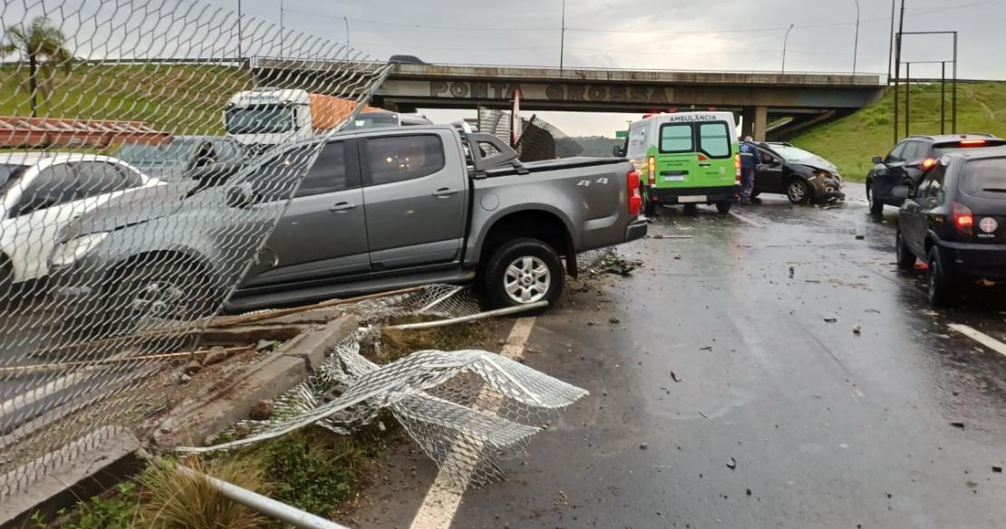 Colisão frontal na BR-376 em Ponta Grossa deixa um ferido leve e causa congestionamento