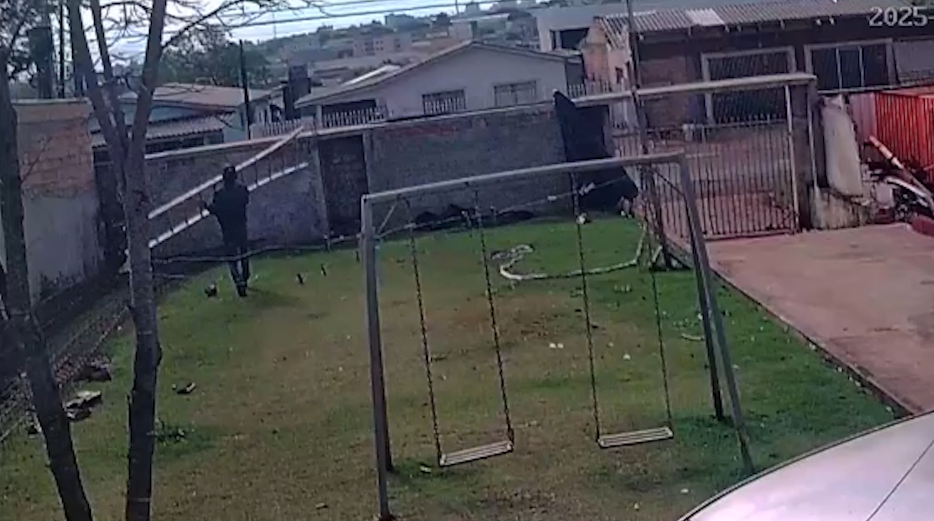 Ladrão de escada é flagrado por câmera em residência no bairro Parque São Paulo