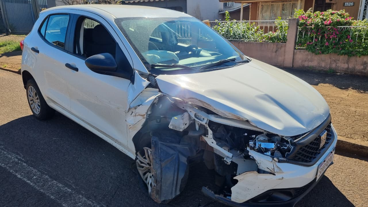 Fiat Argo bate em caminhão estacionado e fica destruído no bairro Neva em Cascavel