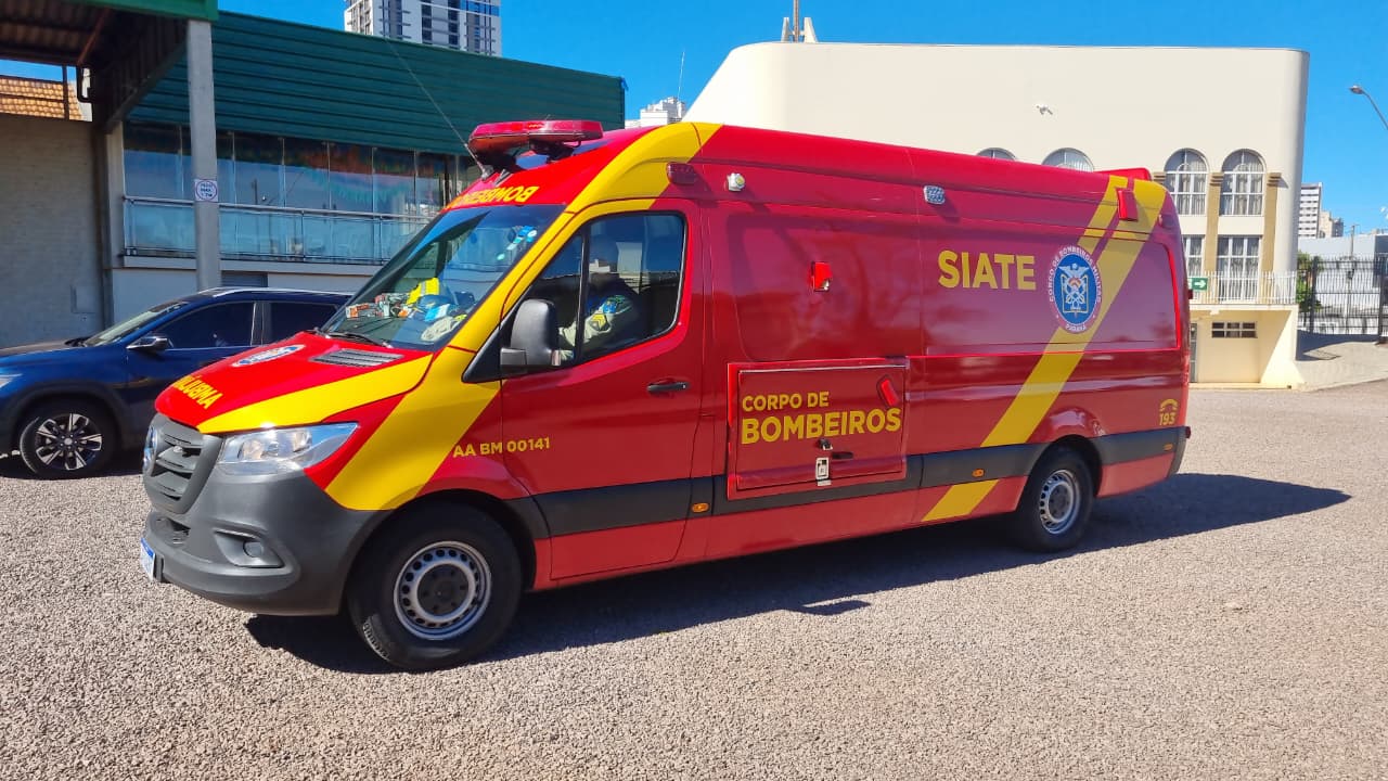Idosa escorrega no piso molhado e sofre queda