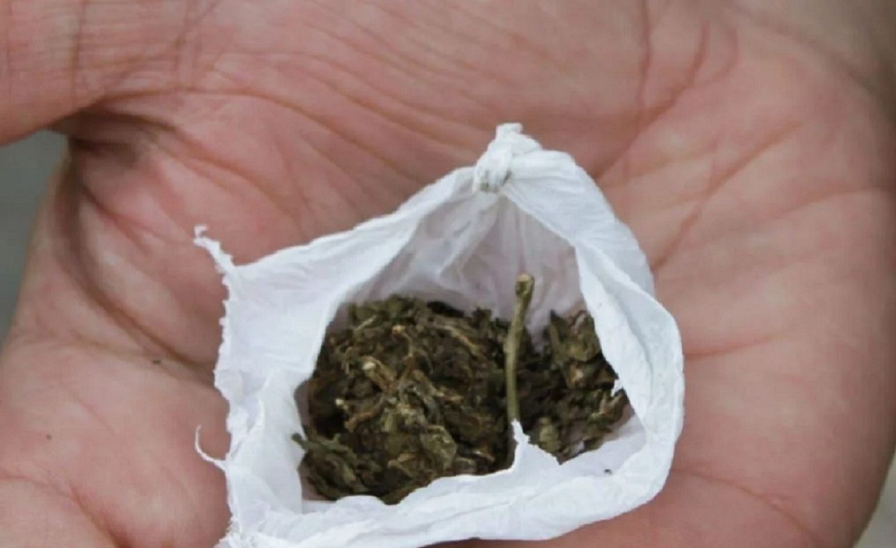 Nervosismo entrega homem com maconha em ponto de ônibus