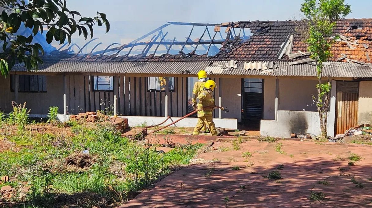 Casa vira cinzas: polícia apura suspeita de incêndio criminoso
