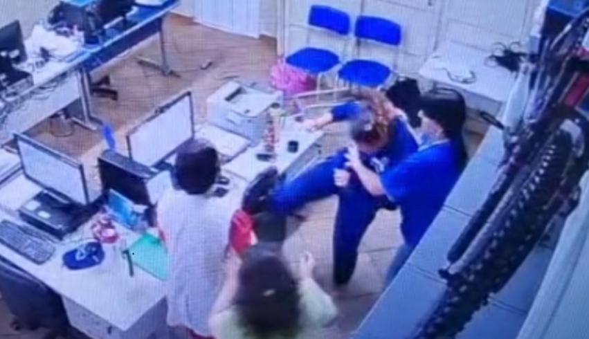 Estudante de 15 anos agride diretora de escola e tenta atacá-la com tesoura