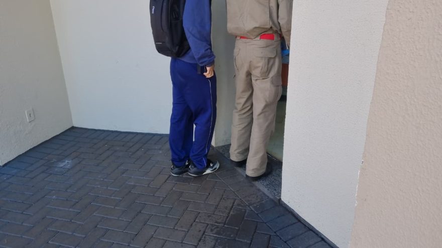Adolescente é socorrido pelo Siate após acidente em colégio na Rua da Gávea