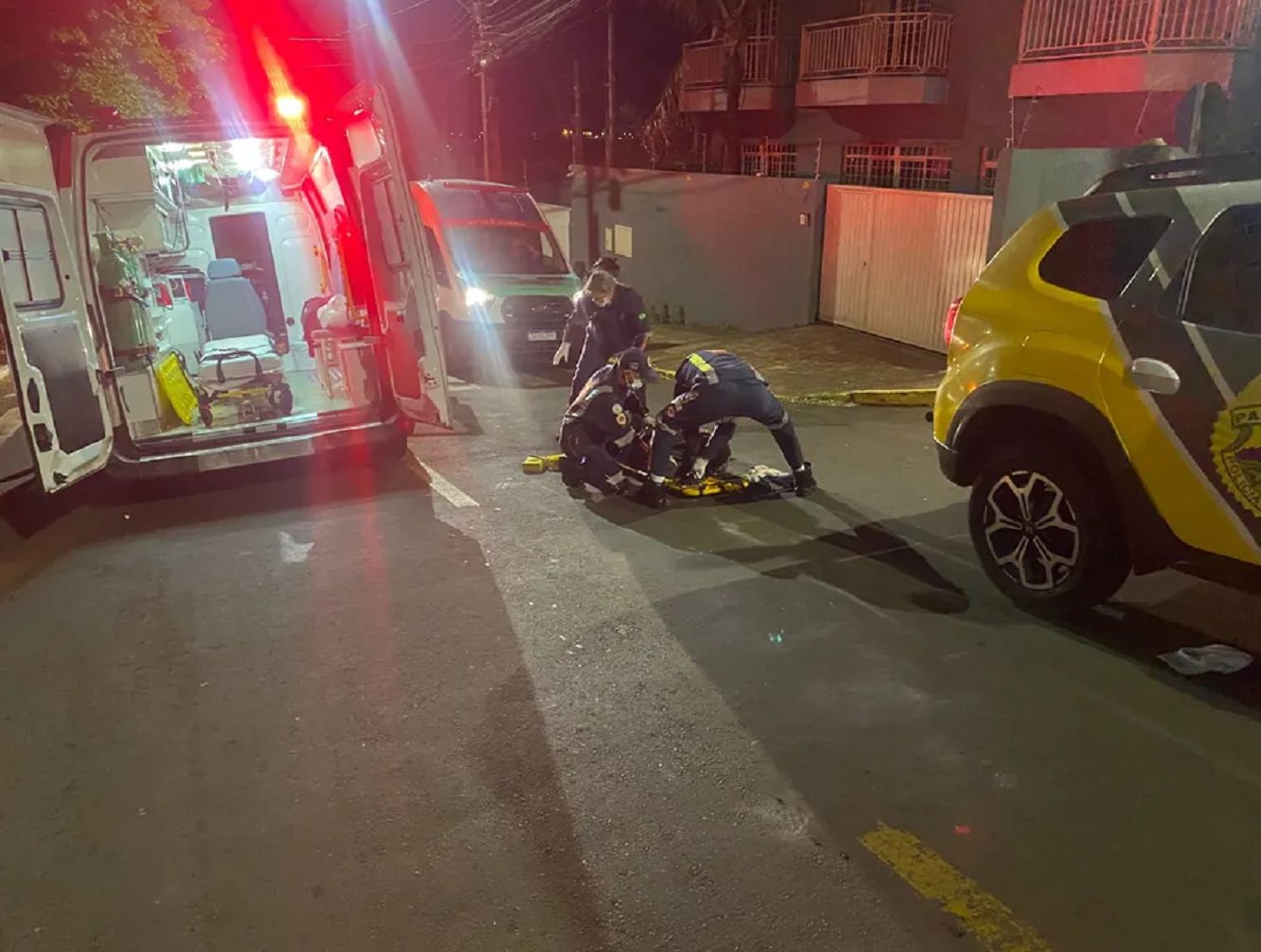 Ataque brutal: homem apanha com pedaço de pau por adolescentes