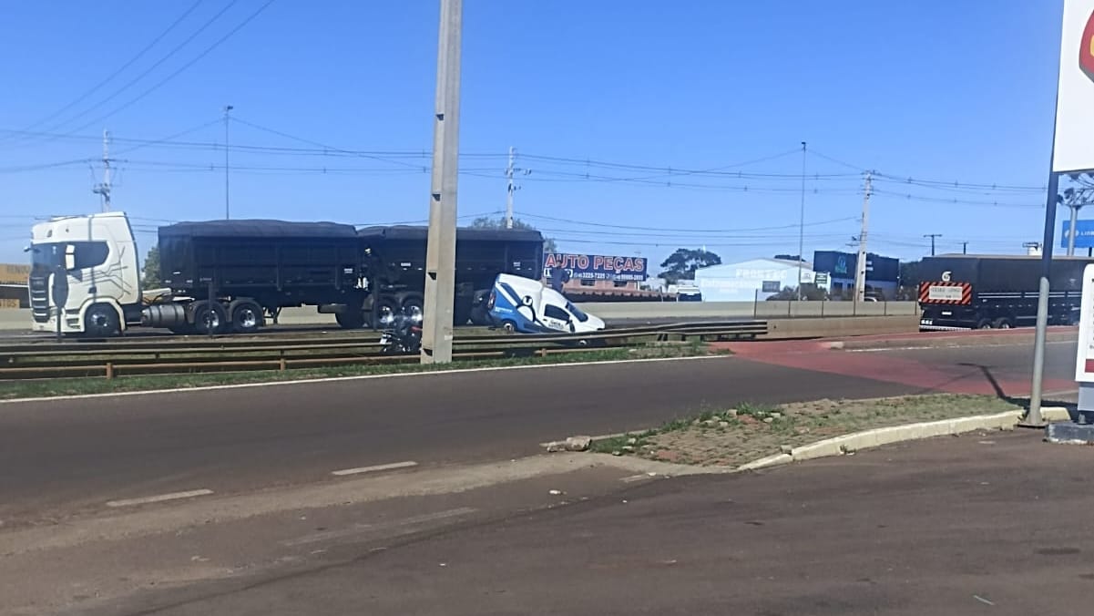 Motorista desvia de acidente e Fiorino vai parar no canteiro da BR-277