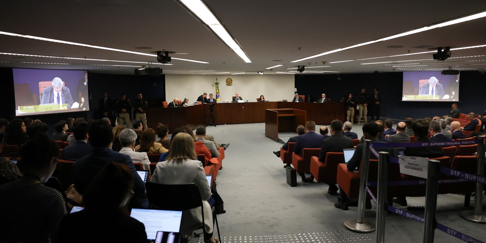 STF retoma julgamento de Bolsonaro após intervalo; Fux prossegue voto STF retoma julgamento de Bolsonaro após intervalo; Fux prossegue voto