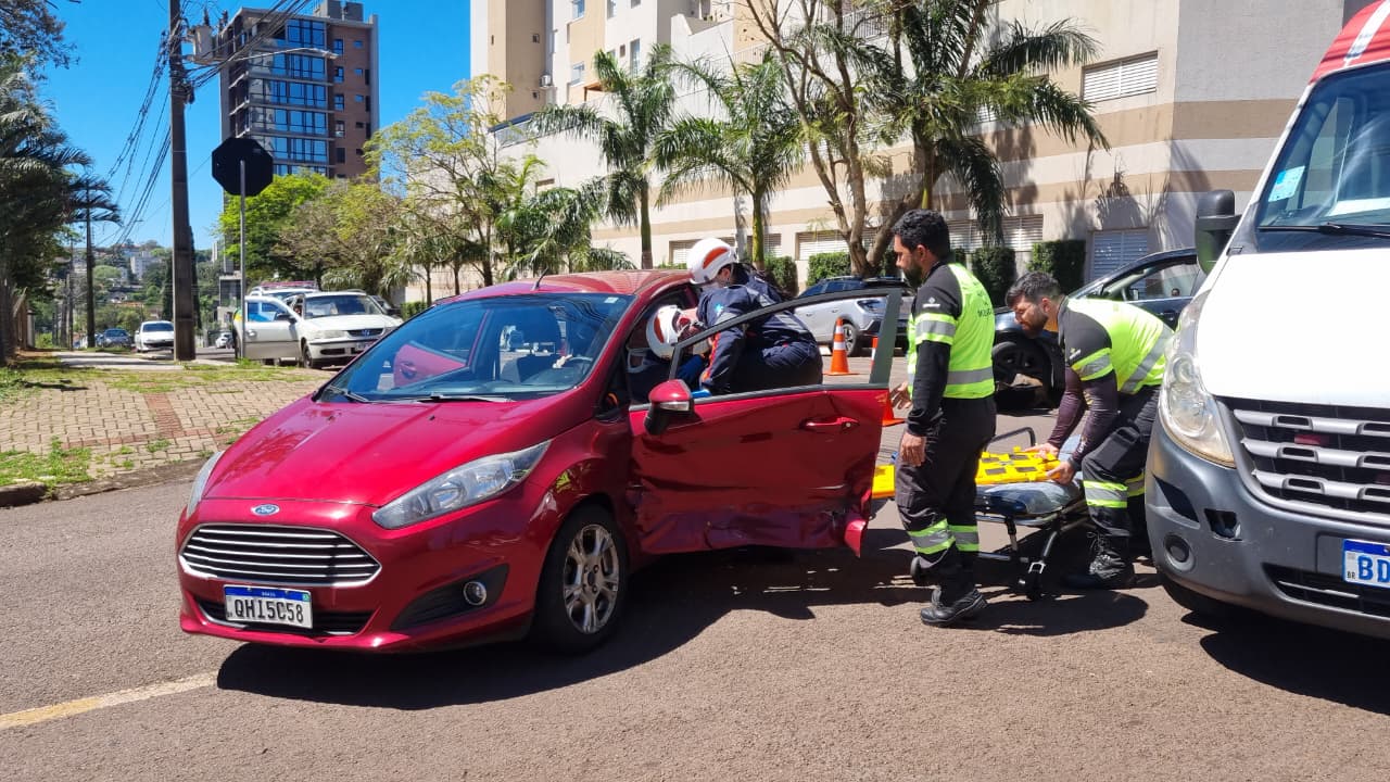 Homem fica imobilizado dentro de carro depois de colisão na Rua Riachuelo Homem fica imobilizado dentro de carro depois de colisão na Rua Riachuelo
