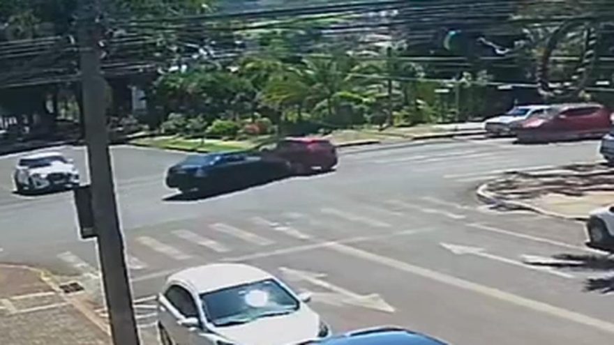Câmera registra acidente na Rua Riachuelo que deixou homem ferido