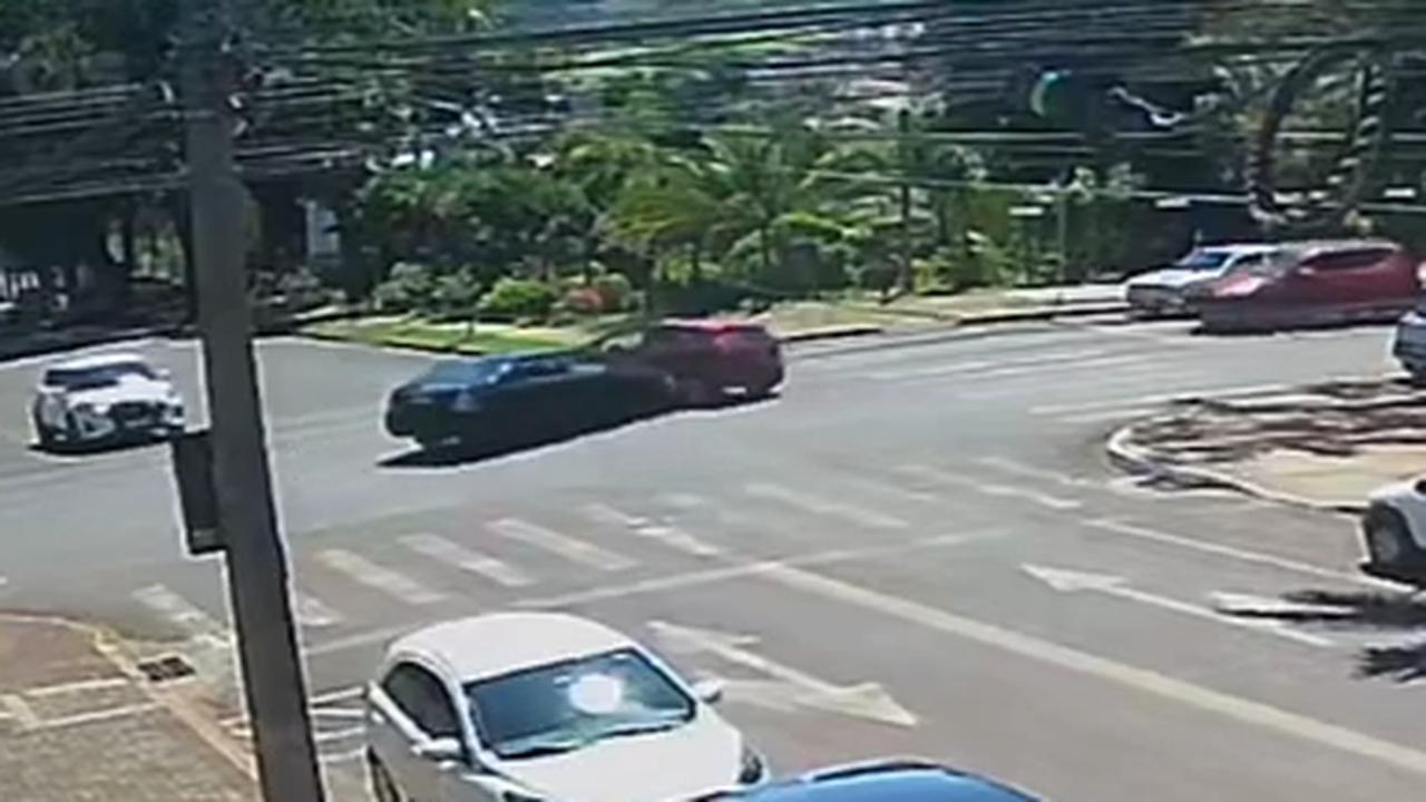 Câmera registra acidente na Rua Riachuelo que deixou homem ferido Câmera registra acidente na Rua Riachuelo que deixou homem ferido