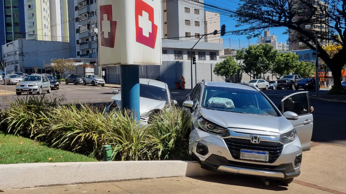 Ka e WR-V invadem estacionamento de farmácia após colisão no Centro Ka e WR-V invadem estacionamento de farmácia após colisão no Centro