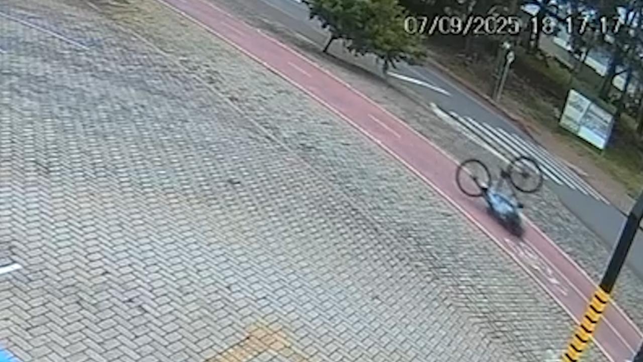 Câmera flagra momento em que ciclista enrosca em fio e se acidenta na Avenida Piquiri, em Cascavel