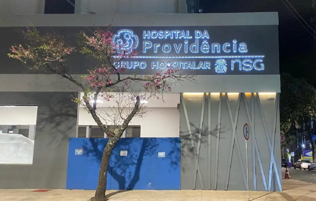 Adolescente empina moto, bate em caminhão e vai parar no hospital