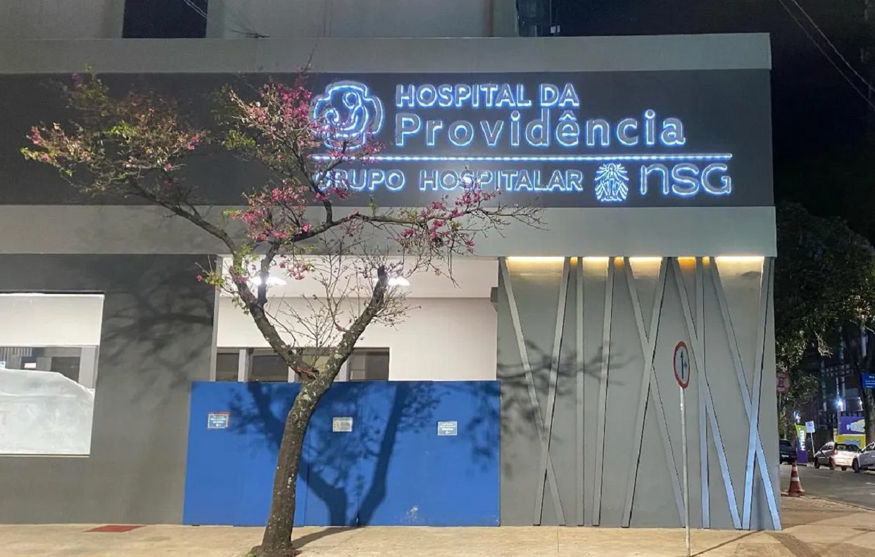 Adolescente empina moto, bate em caminhão e vai parar no hospital