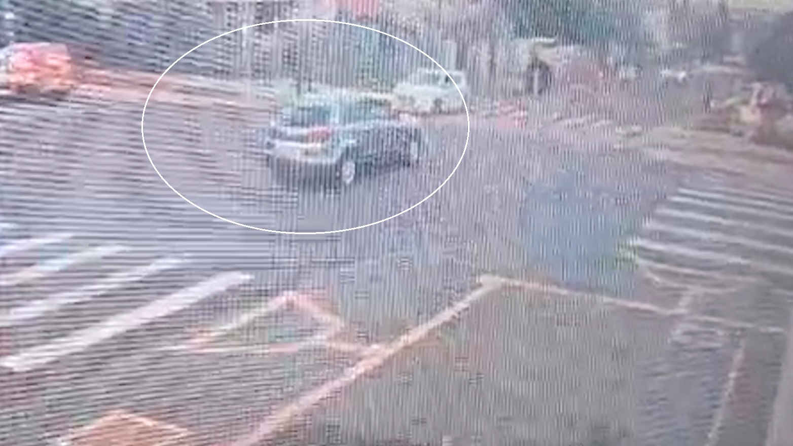 Câmera de segurança registra acidente entre carro e ciclista em Cascavel