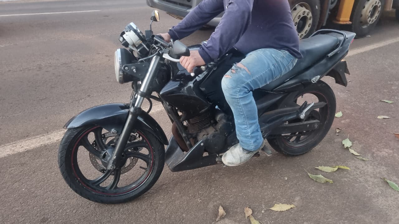 Motociclista sofre queda ao ser fechado por carro no Centro de Cascavel