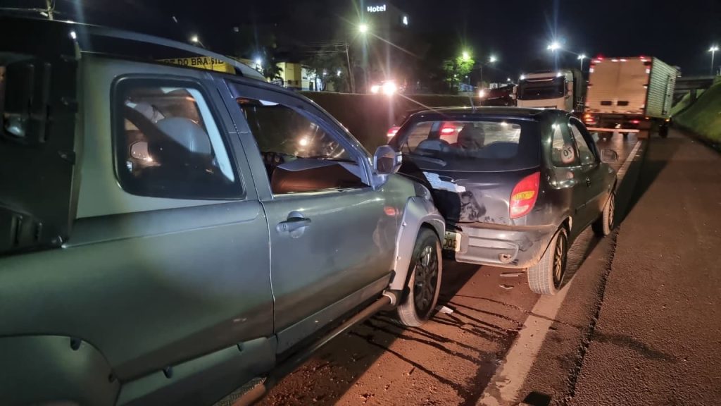 Engavetamento entre carreta, Celta e Strada deixa uma vítima e interdita faixa da BR-277