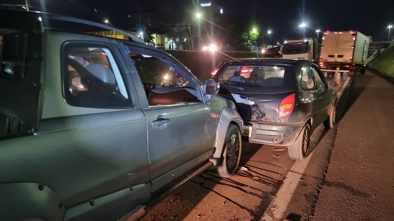 Engavetamento entre carreta, Celta e Strada deixa uma vítima e interdita faixa da BR-277
