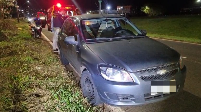 Carro e moto colidem na marginal da BR-277 em Cascavel