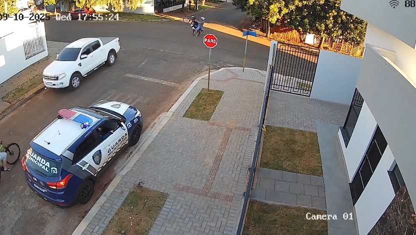 Deu ruim! Vídeo mostra piloto sem CNH empinando moto em frente à viatura da GM