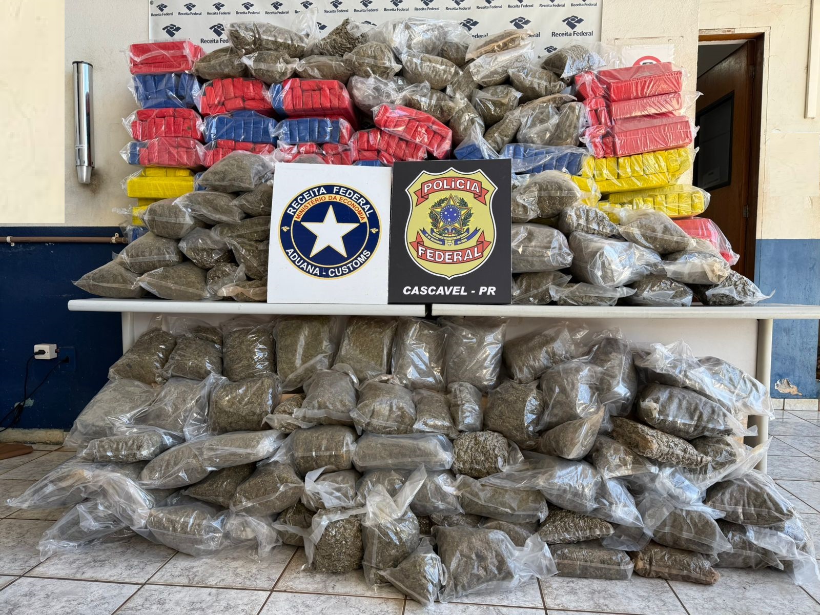 Operação da Receita e PF em Cascavel apreende R$ 3 milhões em drogas e contrabando