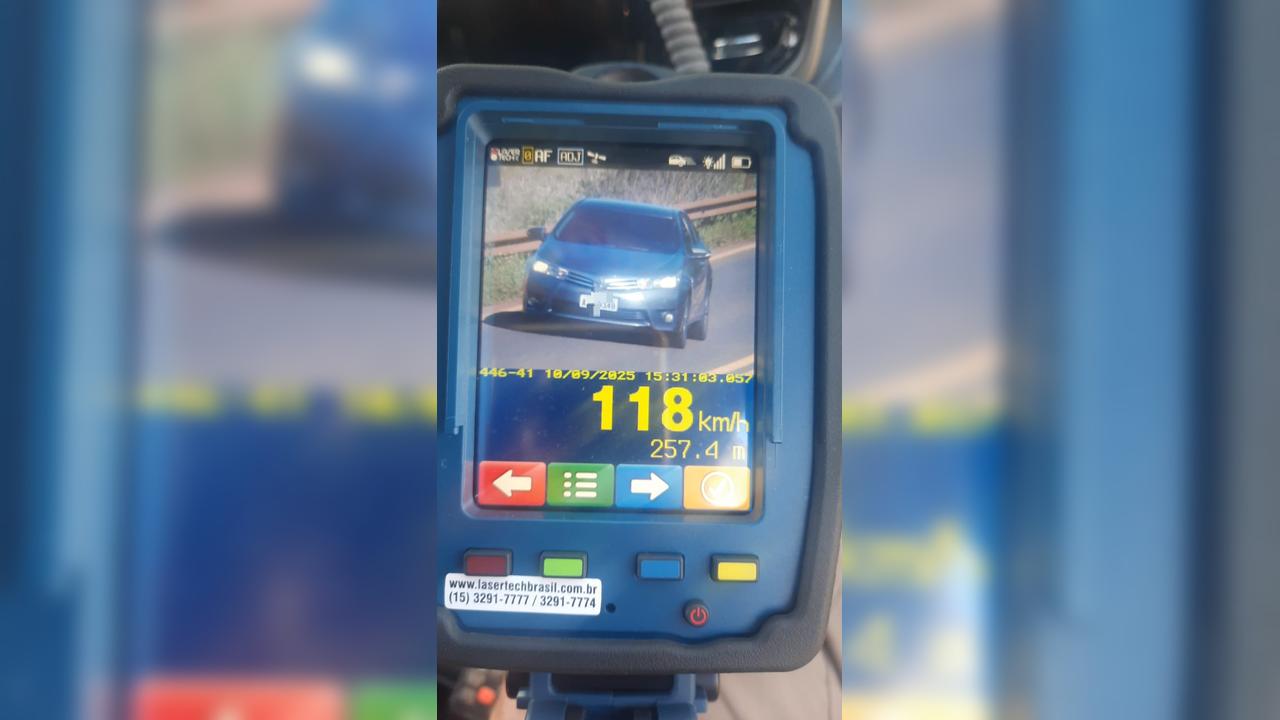 Fiscalização da PRE na PR-180 flagra 38 "apressadinhos" e condutora com CNH suspensa