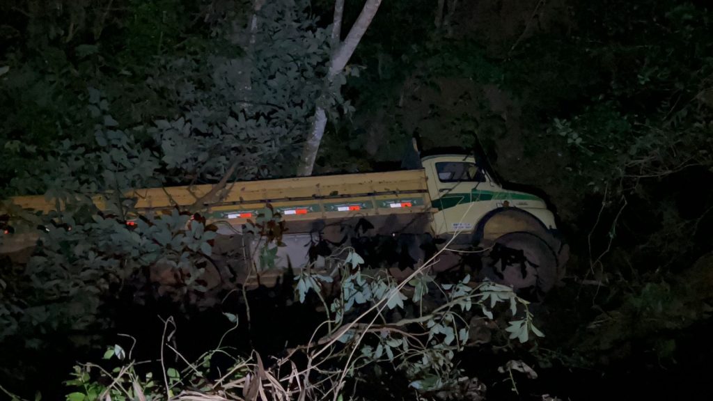 Trabalhadores escapam da morte após caminhão desgovernado cair em ribanceira em Cascavel