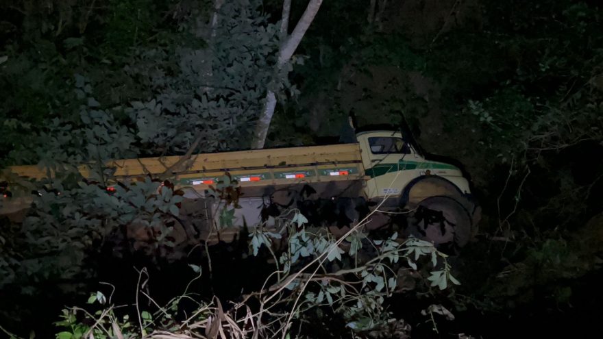 Trabalhadores escapam da morte após caminhão desgovernado cair em ribanceira em Cascavel