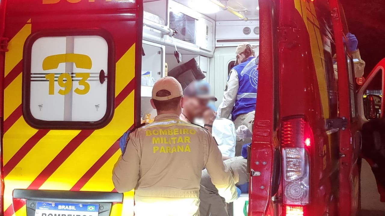 Homem é socorrido após ser esfaqueado nas costas na Praça da Bíblia