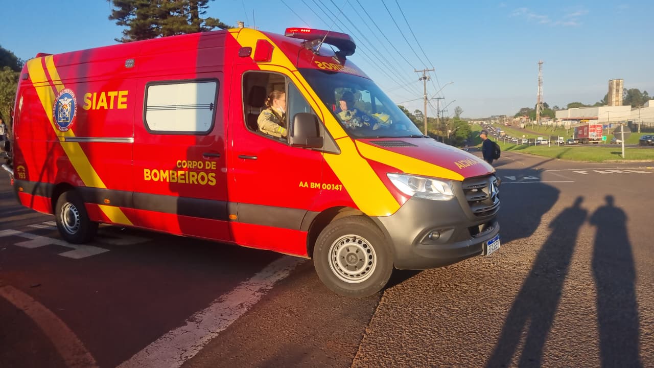 Jovem de 23 anos fica ferido após colisão entre carro e moto às margens da BR-277