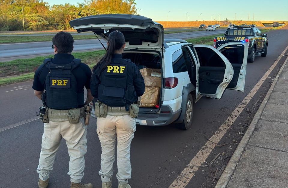 PRF encontra veículo abandonado e apreende 323 kg de maconha na BR-163 PRF encontra veículo abandonado e apreende 323 kg de maconha na BR-163