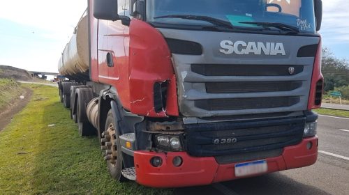 Mulher teria entrado repentinamente na frente de caminhão e precisou ser reanimada várias vezes na BR-277 Imagem referente a Mulher teria entrado repentinamente na frente de caminhão e precisou ser reanimada várias vezes na BR-277